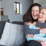 ¿Cómo podemos ayudar a los adultos mayores a sentirse emocionalmente bien?