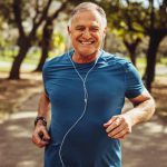 Los mejores ejercicios al aire libre para adultos mayores